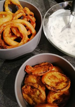 Une photo de Oignons rings et beignets de courgettes