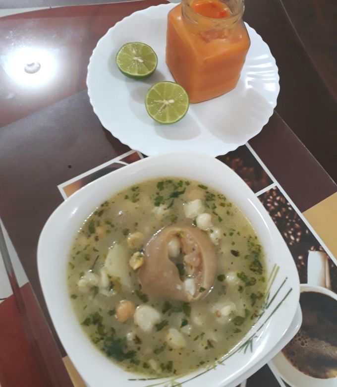 Una foto de Caldo de patas de res