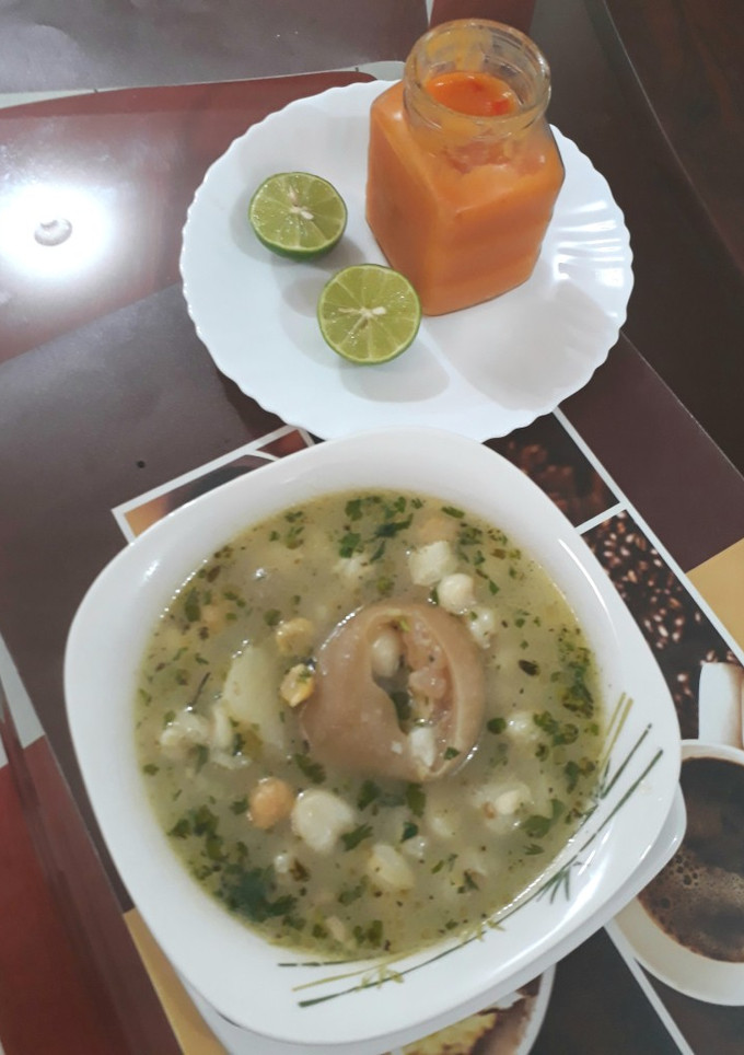 Una foto de Caldo de patas de res