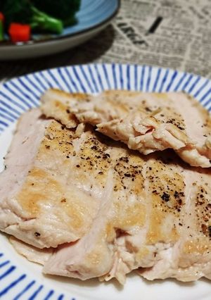 健身必備★嫩煎雞胸★ 如何煎好一片粉嫩不柴的雞胸肉 的食譜成品照片