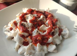 Une photo de Manti (pâtes farcies à la viande façon turc)