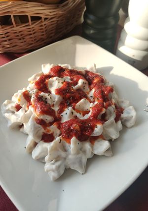 Une photo de Manti (pâtes farcies à la viande façon turc)