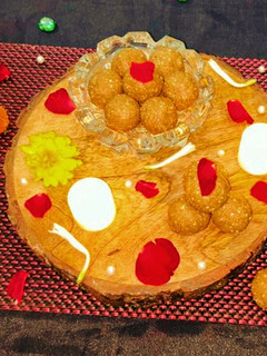 A picture of तिल व अखरोट लड्डू.