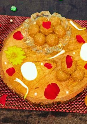 A picture of Sesame and Walnut Ladoo.