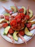 Timbal de salmón ahumado con aguacate, gambas y cherrys. 😋😋