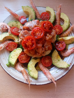 Una foto de Timbal de salmón ahumado con aguacate, gambas y cherrys. 😋😋