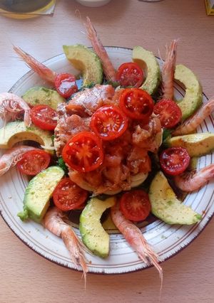Una foto de Timbal de salmón ahumado con aguacate, gambas y cherrys. 😋😋