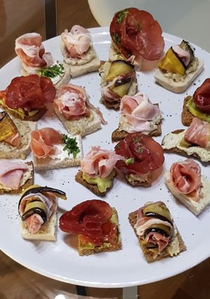 Foto di Stuzzichini con affettati