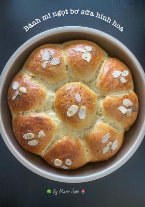 Hình của món Bánh mì ngọt bơ sữa hình hoa.