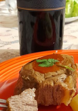 Una foto de Lomo picante /aioli, con papas al verdeo
