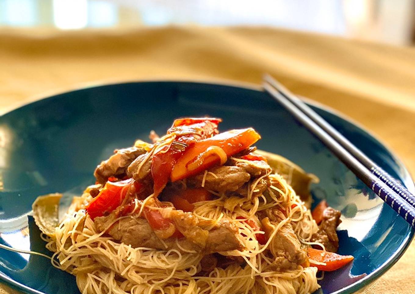 Fideos chinos con verduras y ternera