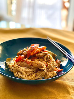 Una foto de Fideos chinos con verduras y ternera