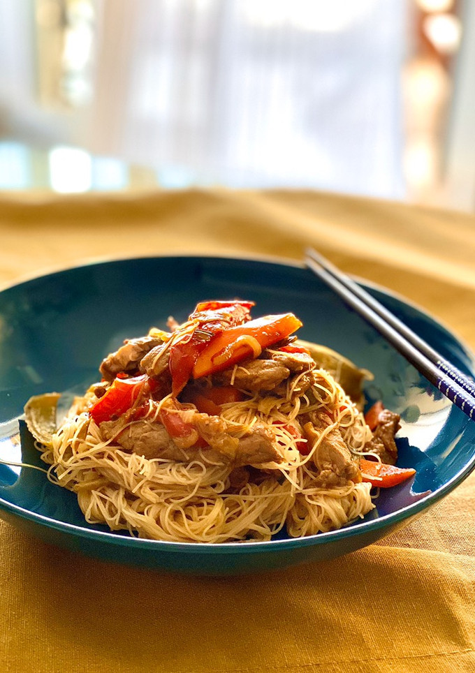 Una foto de Fideos chinos con verduras y ternera
