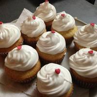 Cupcakes de limón, rellenos con leche condensada y topping de merengue