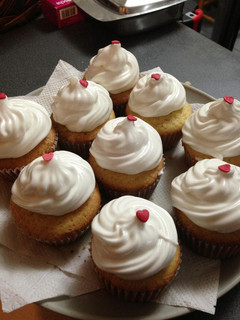 Una foto de Cupcakes de limón, rellenos con leche condensada y topping de merengue