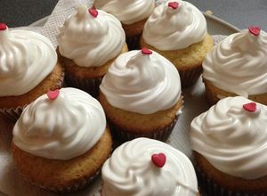 Una foto de Cupcakes de limón, rellenos con leche condensada y topping de merengue