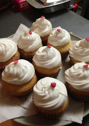 Una foto de Cupcakes de limón, rellenos con leche condensada y topping de merengue