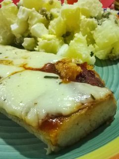 Una foto de Matambrito a la pizza con ensalada de papas