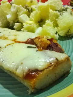 Una foto de Matambrito a la pizza con ensalada de papas