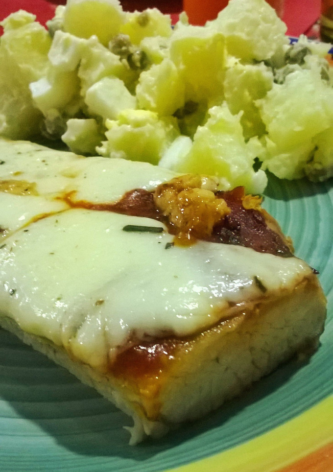 Una foto de Matambrito a la pizza con ensalada de papas