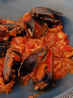 Una foto de Chipirones con sepia y mejillones en sofrito de verduras