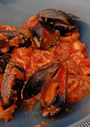 Una foto de Chipirones con sepia y mejillones en sofrito de verduras