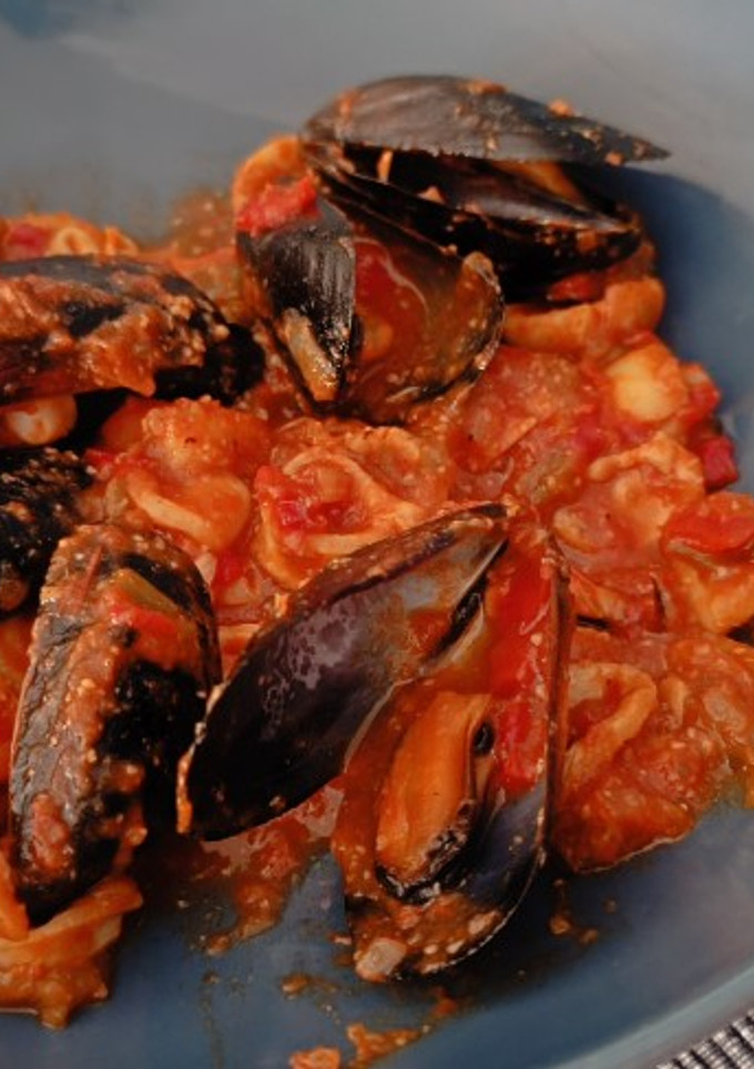 Una foto de Chipirones con sepia y mejillones en sofrito de verduras
