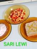 Yogur, rebanada de pan con aceite y nectarina