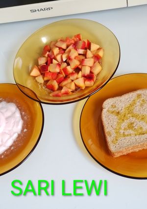 Una foto de Yogur, rebanada de pan con aceite y nectarina