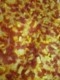 Pizza hawaiana con salsa de tomate