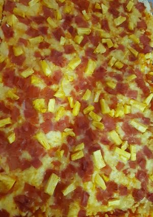 Una foto de Pizza hawaiana con salsa de tomate