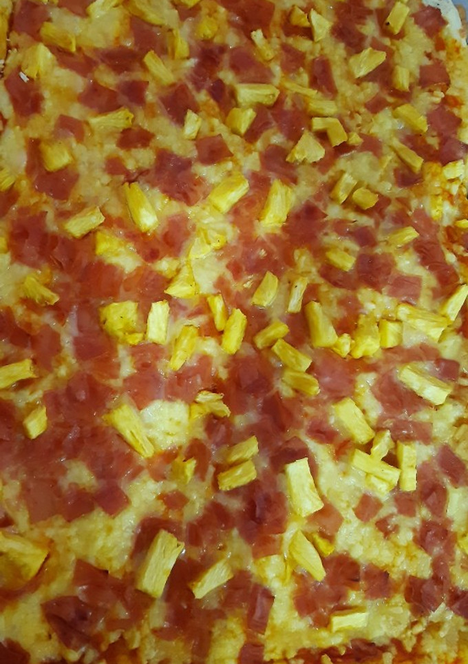 Una foto de Pizza hawaiana con salsa de tomate