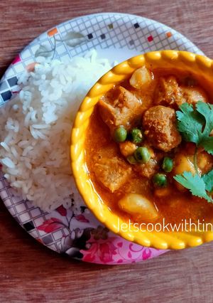 A picture of Soya Matar Curry.