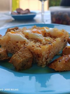 Una foto de Arroz frito con pinchos morunos y huevos de codorniz