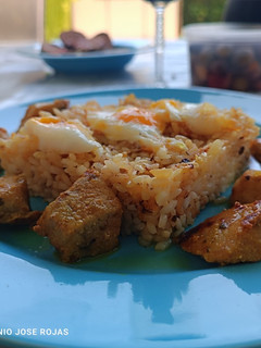 Una foto de Arroz frito con pinchos morunos y huevos de codorniz