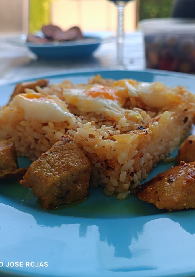 Una foto de Arroz frito con pinchos morunos y huevos de codorniz