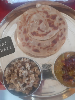 રાજસ્થાની દાલ, રોટી ઔર ચુરમા (Rajasthani Dal Roti Churma Recipe in Gujarati) રેસીપી મુખ્ય ફોટો