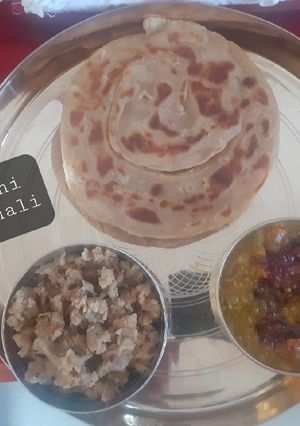 રાજસ્થાની દાલ, રોટી ઔર ચુરમા (Rajasthani Dal Roti Churma Recipe in Gujarati) રેસીપી મુખ્ય ફોટો