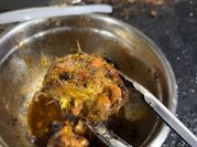 Una foto de muslo de pollo con tocineta