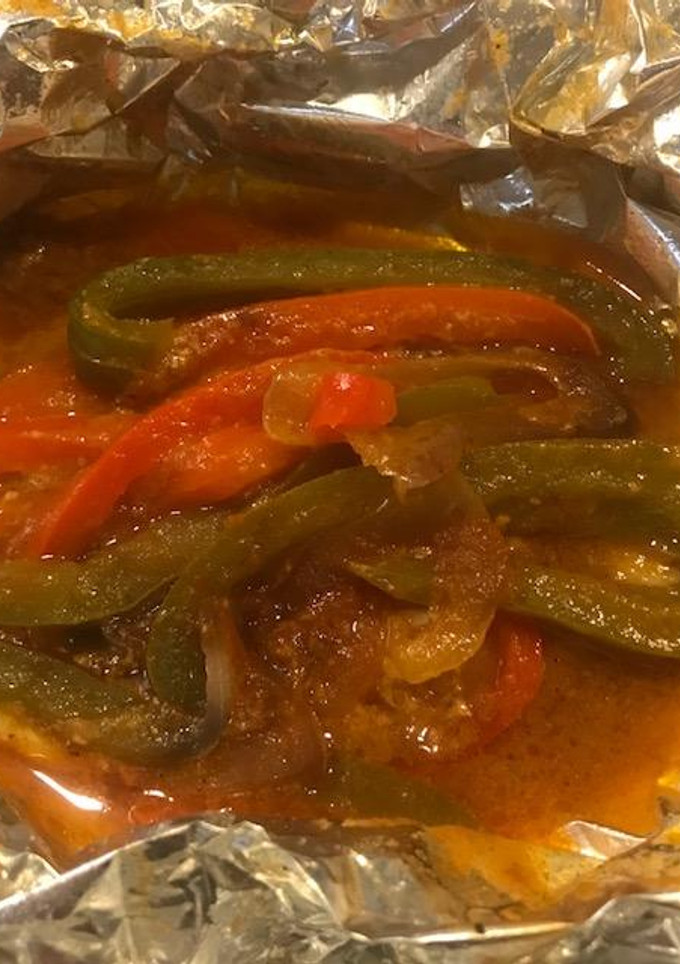 Una foto de Pescado 🐠 empapelado con pimientos