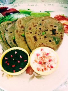 પડવાળા પાલક પરોઠા (Padvala Palak Paratha Recipe In Gujarati) રેસીપી મુખ્ય ફોટો