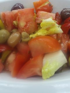 Una foto de Ensalada de tomate con aceitunas