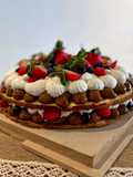 Sableé de almendras con dulce de leche y frutos rojos
