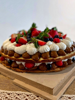 Una foto de Sableé de almendras con dulce de leche y frutos rojos