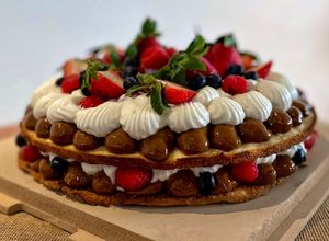 Una foto de Sableé de almendras con dulce de leche y frutos rojos