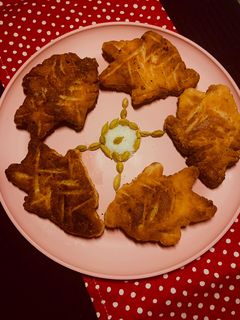 সুজি নারকেলের মৎস্যাকার পিঠে (Suji Narkeler Motshyakar Pithe Recipe in Bengali) রেসিপির প্রধান ছবি