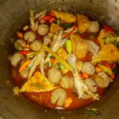 A picture of Kuah bakso ceker tahu pedes.