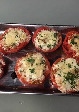 Une photo de Tomates aux épices, persil et parmesan