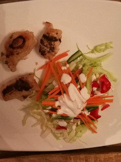 Kecskesajtos csirkemell salátával recept fotója
