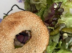 Une photo de Bagel thon tomate salade